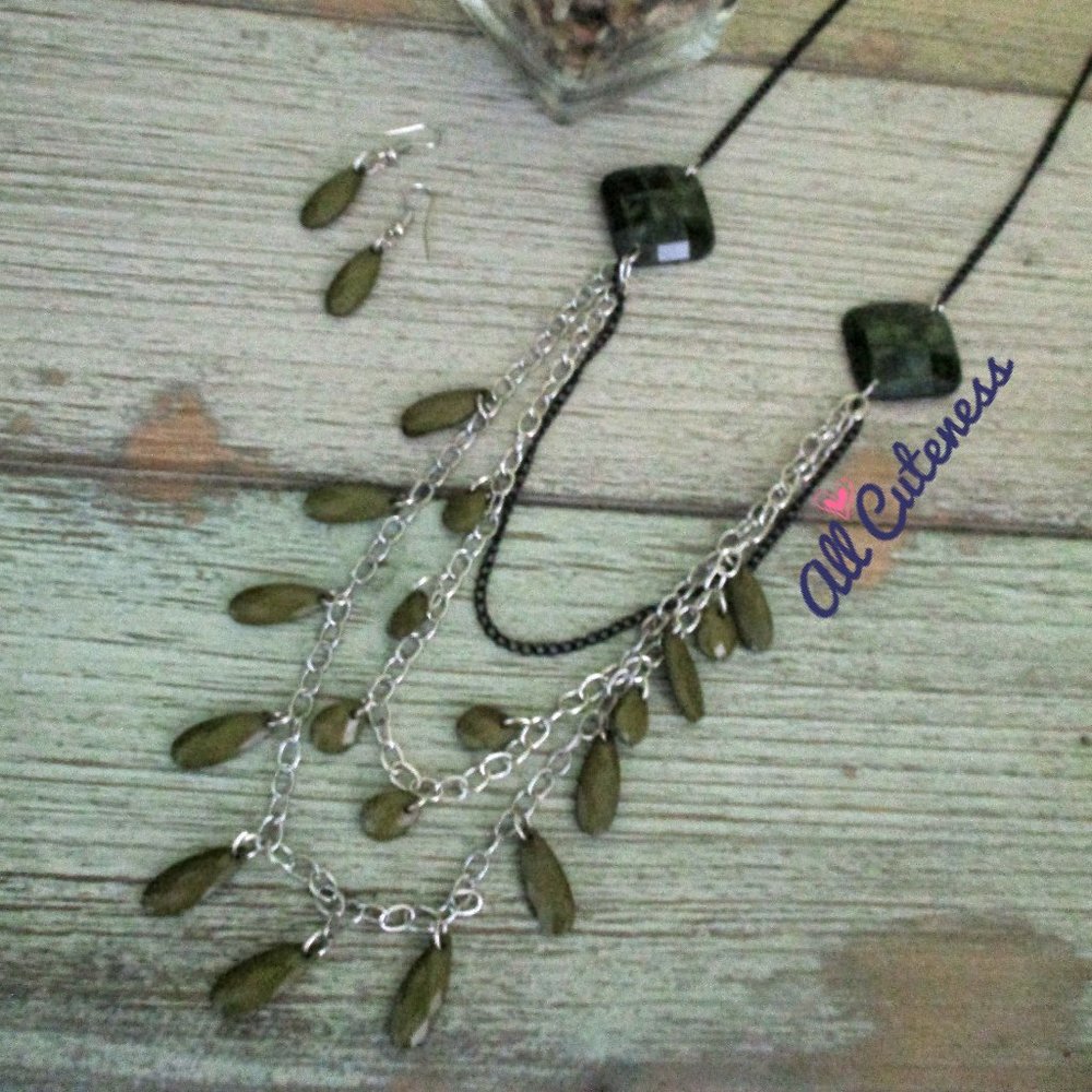 🎀 Beaded Necklace with Earrings (NWOT)